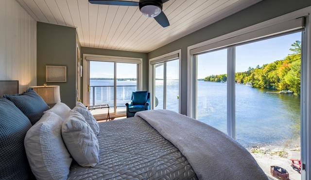 Expansive luxury cottage on Pigeon Lake! 2 Bunkies, Watertoys and Firepits!
