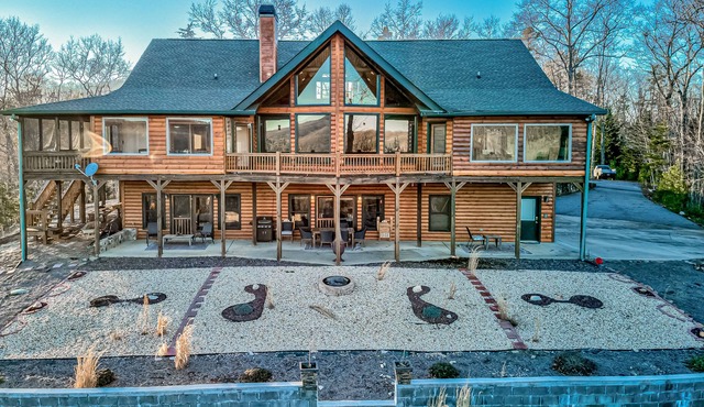 Expansive mountain lodging with game room, loft, WiFi, sweeping views & more