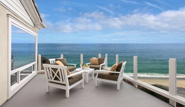 EXPANSIVE OCEAN AND WHITEWATER VIEWS - LUXURY CUSTOM HOME