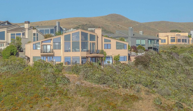 Expansive Ocean-View Retreat w/Home Theatre & Spa