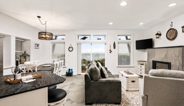 Expansive Ocean Views From Home and Hot Tub, Pet Friendly, Private Deck, Fireplace, Steps From Beach