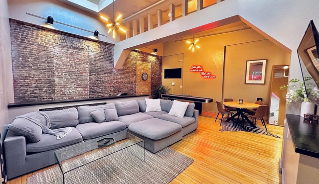 Expansive open loft apartment in the middle of downtown. Great for groups.