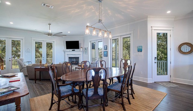 EXPANSIVE PORCH-Gulf Breezes-Beach Views & Gorgeous Oak tree