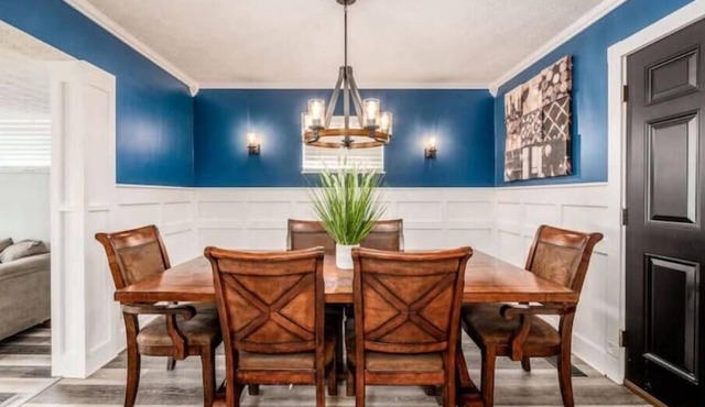 Expansive Private Oasis- 7 Large Bedrooms-3800+ Sq ft & 10 MINS FROM DOWNTOWN!