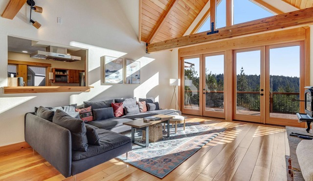 Expansive retreat with ridge top views & hot tub