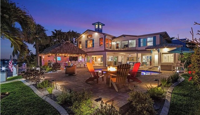 Expansive Riverfront Home. Heated pool spa. LargeTiki Bar & Outdoor Kitchen.