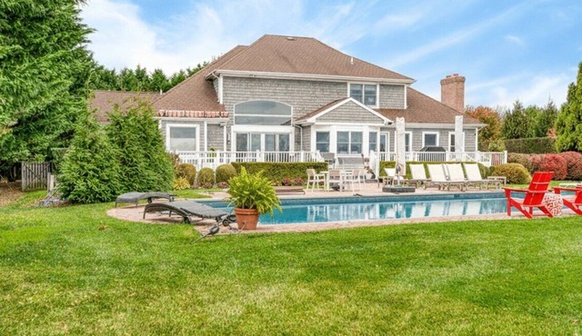 Expansive Water Mill Home, Private Pool, Close to Water Mill and.