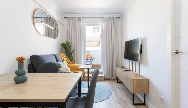 Experience the magic of Barcelona from our delightful attic apartment! Nestled above the city’s vibrant streets, it offers a peaceful retreat while keeping you close to all the action. With a metro station just an 8-minute walk away.
