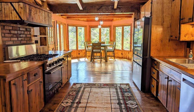 Expect! WOW! Jacuzzi, Game Room, Fire Pit, Waterbed, Massage Chair, Remodel 2024