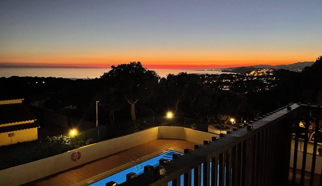 EXPECTACULAR 180° VIEWS, Pool, Best Quality Barbecue, Service, Parking.