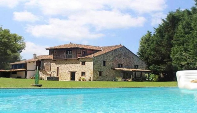 EXPECTACULAR Next to the Cabarceno Nature Park.