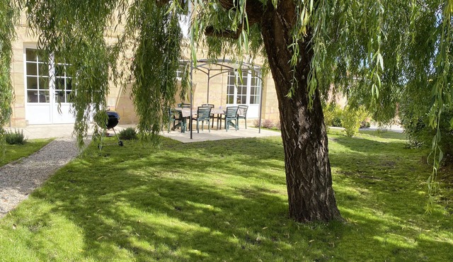 Experience a relaxing holiday on a Bordeaux family winery 20 min from Bordeaux