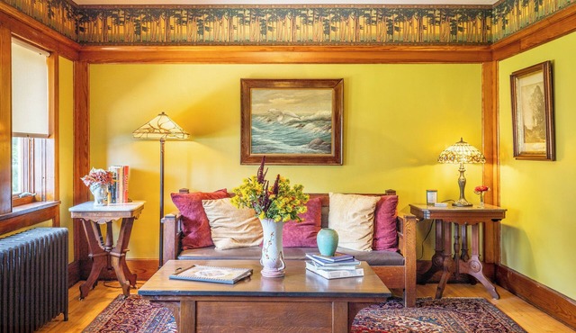 Experience a 3 bedroom historic apartment Rock Island, IL