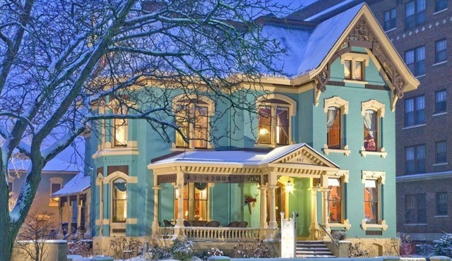 Experience a relaxing, cozy and friendly stay. Walking distance to downtown!