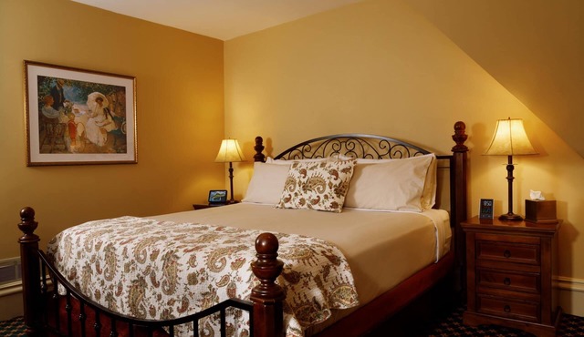 Experience a relaxing, cozy and friendly stay. Walking distance to downtown!