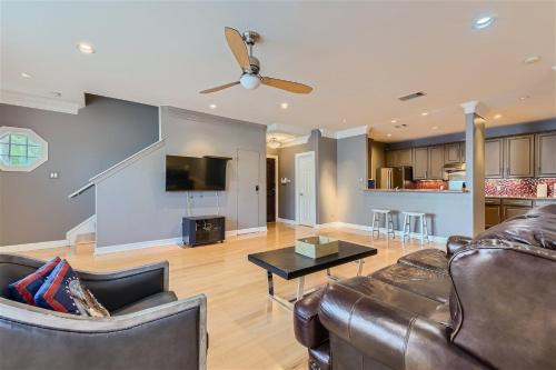 Experience Austin + 3 BR + 5 mins to Downtown!