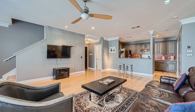 Experience Austin + 3 BR + 5 mins to Downtown!