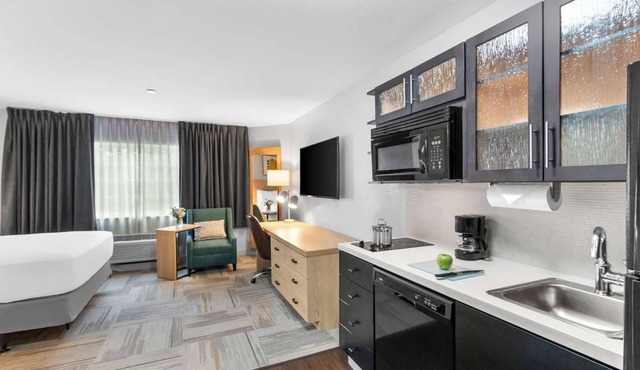 Experience Austin's Famous 6th Street! Full Kitchen, Pet-friendly Property!