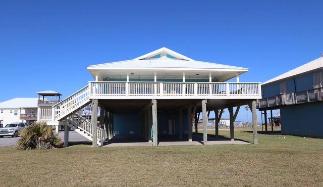 Experience beachfront luxury at Orange Beach Retreat in Grand Isle, LA, perfect for 16 guests.