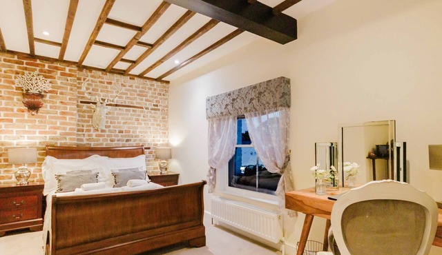 Experience boutique comfort above The Powell pub in Birchington. Stylish en-suite rooms, luxury touches, and a vibrant pub below—perfect for business, couples, or families. Book your coastal escape today!