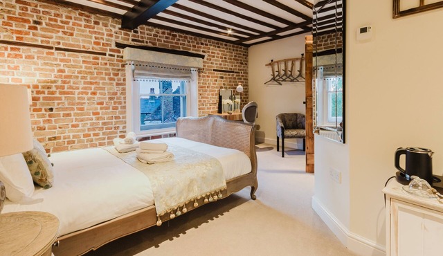 Experience boutique comfort above The Powell pub in Birchington. Stylish en-suite rooms, luxury touches, and a vibrant pub below—perfect for business, couples, or families. Book your coastal escape today!