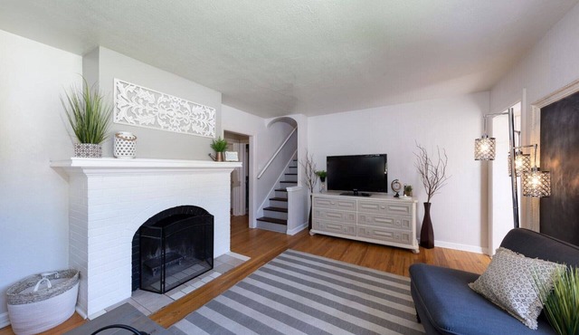 Experience Caldwell Charm/Visit the Wineries at this Historic 4 bdrm House+ WiFi