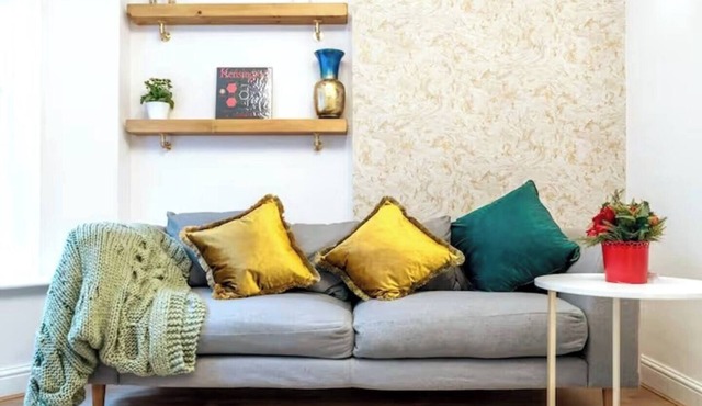 Experience Central London from this stylish, 1-bedroom apartment in Kensington & Chelsea, featuring a private patio, super king bed, modern kitchen, fast WiFi, and a cozy lounge — ideal for couples, digital nomads, or short city stays.