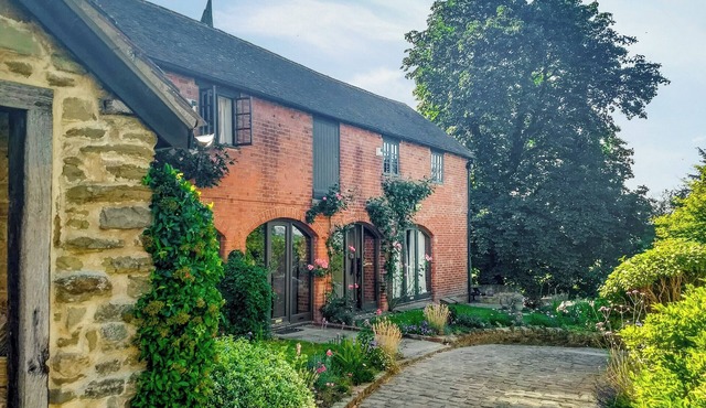 Experience charming countryside living in this beautifully renovated Oast House apartment.