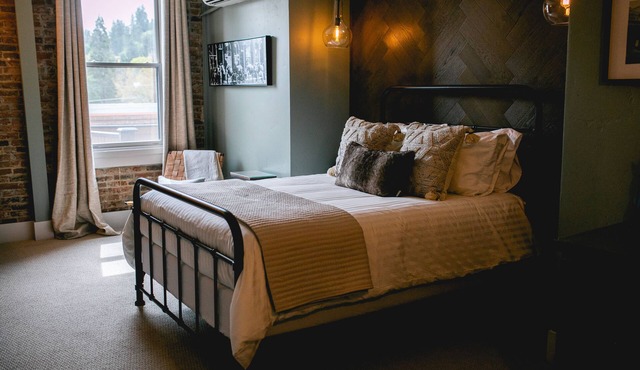 Experience charming Jacksonville! This 1 BR Queen Guest Room at the Historic Inn is perfect for a wine country retreat. Walkable location, antique charm, and a comfortable Queen bed.