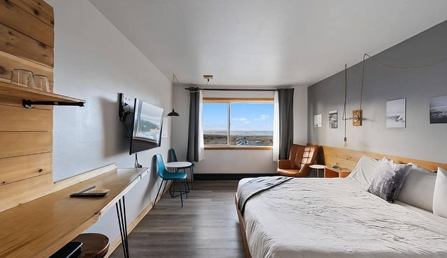 Experience Coastal Comfort! Indoor Swimming Pool, Pets Allowed, Free Parking!