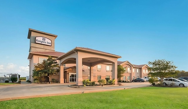 Experience Comfort in Bunkie! 3 Units Perfect for Groups, Outdoor Pool!