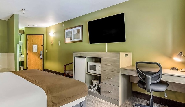 Experience Comfort in Poulsbo! Pet-friendly, Free Parking