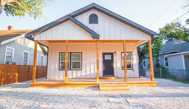 Experience Convenience w/4BR/3BA Near Alamodome