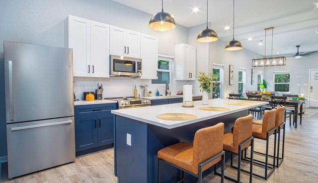 Experience Convenience w/4br/3ba Near Alamodome