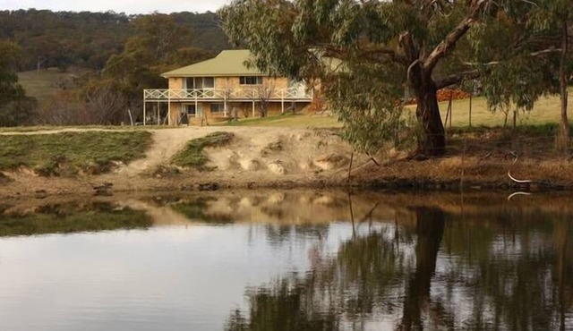 Experience country living in the comfort of spacious home 15mins from Oberon