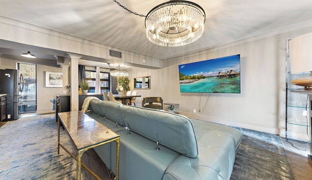 Experience elevated comfort in this upscale 2-bedroom Dallas condo with pool views and exclusive access to an award-winning courtyard featuring a resort-style pool, hot tub, dry sauna, and lush lounge areas. Enjoy a 77″ smart TV, sleek leather sofa,
