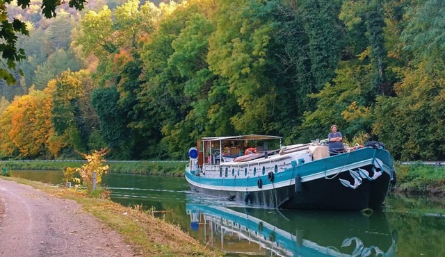 Experience A Bord D'une Peniche Centenaire