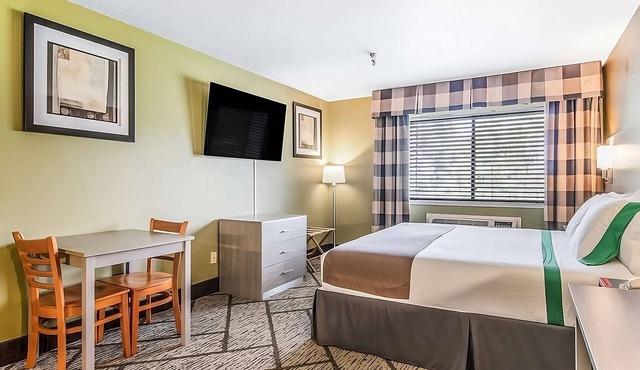 Experience GuestHouse Poulsbo! Free Parking, Pets Allowed