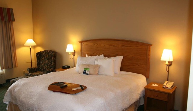 Experience Guntersville’s Lakeside Bliss from a Charming Private Room