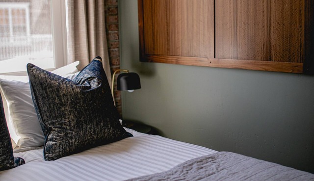 Experience historic Jacksonville! This 1 BR Queen Guest Room offers boutique charm in the heart of wine country. Walk to the Britt Festival, Nespresso machine included. Ideal for a downtown escape for two.