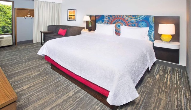 Experience Historical Annapolis + Complimentary Breakfast! Outdoor Pool!