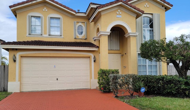 Experience Homestead charm near Black Point Park and Marina