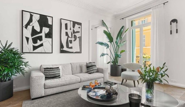 Experience Hyères on foot from this beautiful, central apartment.