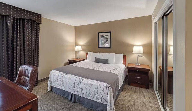 Experience King Bed Comfort Close to Local Attractions in Urbana