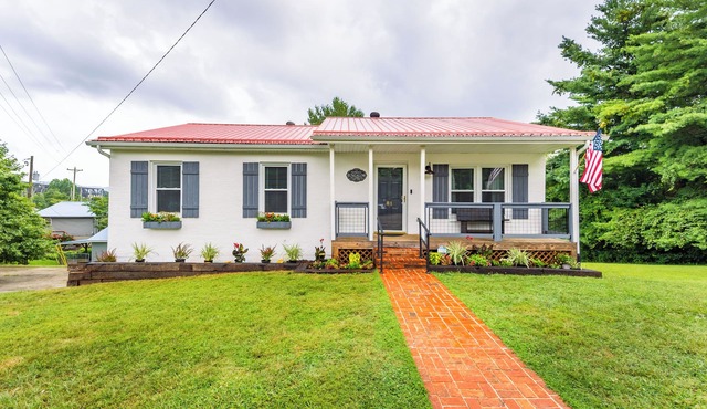 Experience Lake Cumberland at Burnside Bungalow: Private Dock, Pool Access!