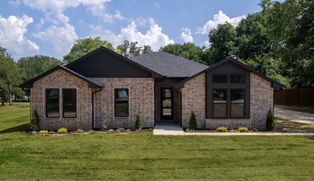 Experience Lake Texoma in just 3 mins! Spacious 4-Bed Vacation Home.