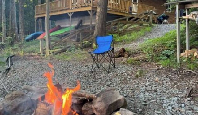 Experience Lakefront bliss! 3 bedroom chalet near Elk Mountain Ski Area.