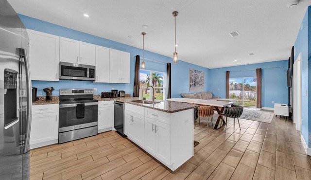 Experience Lakeside Bliss in a Family-Friendly Retreat - Luxurious Townhouse