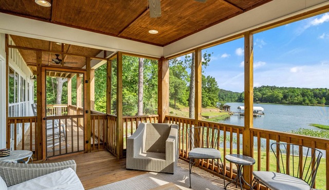 Experience Lakeside Bliss: Luxury Main House and Charming Guest House with Breathtaking Lake Views