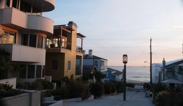 Experience life at sea level in Manhattan Beach in an ocean view guest house